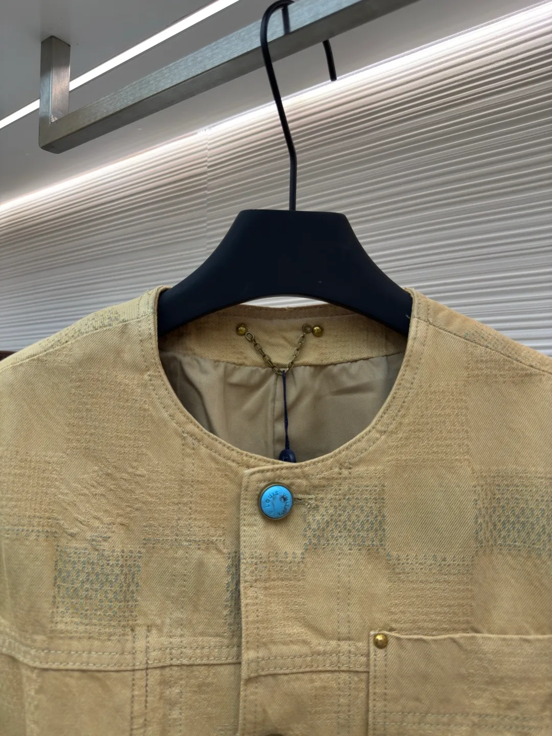 LOUIS VUITTON turquoise collarless jacket ●Authentic product: purchased and developed by 18939 ●Item number: 1680007-C45 ●Fabric: denim fabric ●Technology: jacquard production ●Version: fitted version ●Weight: about 1255 grams ●Size: 46-48-50-52 ●Description: Louis Vuitton LV checkerboard collarless denim jacket Made of custom-woven denim denim, custom-dyed with contrasting indigo effect and 3D checkered jacquard craftsmanship. Through the yarn-dyed jacquard process, various patterns and patterns are woven directly into the fabric during the weaving process, making the surface of the denim appear richer in texture and visual effects. The fabric goes through sand washing process and special dyeing technology! Customized accessories, complete with three standards. The overall wiring is straight and delicate, the fabric is comfortable and soft, and the color is consistent without color difference. It can be matched with the same style to create a fashionable look and control various occasions. Customized accessories, complete with three standards, same style for men and women!